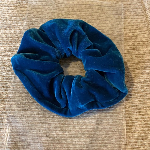 ๐๐๐NWOT Aqua Velvet Large Scrunchie - Picture 5 of 6